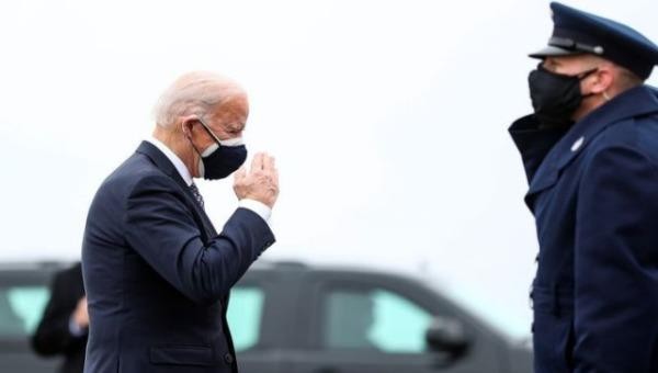 Tổng thống Hoa Kỳ Joe Biden rời Washington để đi thăm nhà máy sản xuất của Pfizer ở Michigan. Ảnh: Reuters (chụp ngày 19/2/2021)