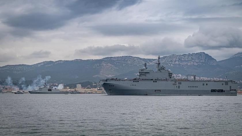 Tàu LHD Tonnerre và tàu khu trục nhỏ Surcouf khởi hành từ Toulon ngày 18/2 để thi hành nhiệm vụ Jeanne D'Arc 2021. Ảnh: navalnews