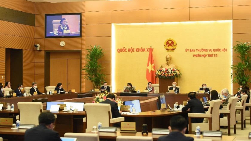 Chủ tịch Quốc hội Nguyễn Thị KIm Ngân cho ý kiến tại Phiên họp toàn thể Ủy ban Thường vụ Quốc hội, sáng 23/2. Ảnh: VGP
