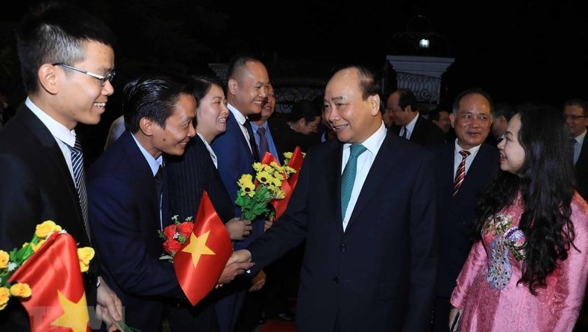Thủ tướng Nguyễn Xuân Phúc thăm Đại sứ quán Việt Nam và cộng đồng người Việt Nam tại Myanmar tháng 12/2019. Ảnh: Thống Nhất/TTXVN