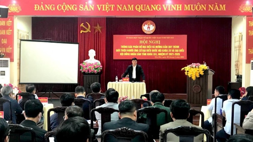 Ông Giàng A Tông, Chủ tịch UBMTTQ tỉnh Yên Bái thông báo về cơ cấu, số lượng đại biểu HĐND và đại biểu Quốc hội.