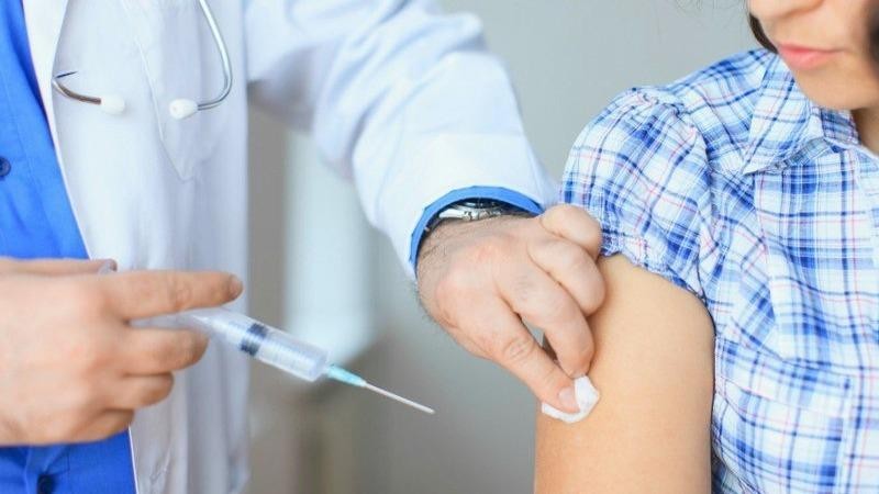 UBND TP dự kiến tiêm vắc xin ngừa Covid-19 đầy đủ cho người dân trên 18 tuổi ở Hà Nội, kể cả người vãng lai ở trên địa bàn.. Ảnh minh hoạ