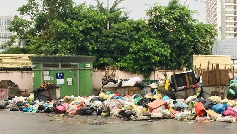Nhà vệ sinh công cộng ở khu vực Mỹ Đình bị rác thải "bao vây" vì không được sử dụng. 