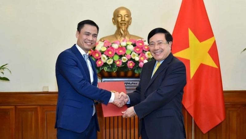 Ủy viên Bộ Chính trị, Phó Thủ tướng, Bộ trưởng Ngoại giao Phạm Bình Minh đã trao quyết định bổ nhiệm Thứ trưởng Ngoại giao cho ông Đặng Hoàng Giang. Ảnh: VGP