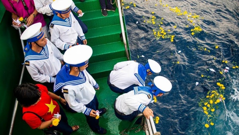 Thả hoa và hạc giấy tại Lễ tưởng niệm các Anh hùng liệt sỹ hy sinh trên vùng biển, đảo Gạc Ma. Ảnh: Nguyễn Anh – Vũ Bằng