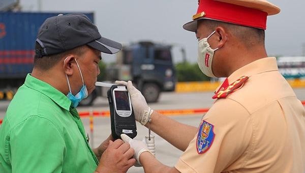 Lực lượng Cảnh sát giao thông kiểm tra nồng độ cồn đối với lái xe. Ảnh: CTTĐT Bộ Công an