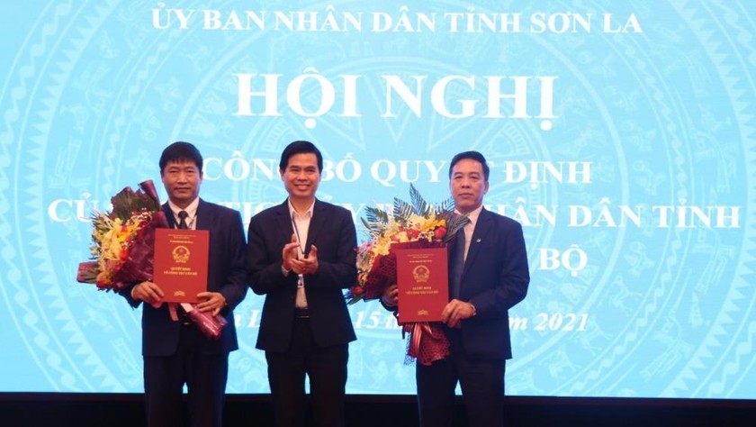Ông Hoàng Quốc Khánh, Chủ tịch UBND tỉnh Sơn La trao quyết định bổ nhiệm cho ông Hà Như Huệ (phải) và ông Trần Đắc Thắng (trái).