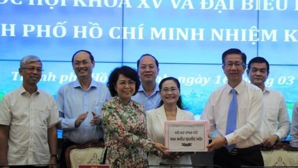 Ủy ban bầu cử TPHCM bàn giao hồ sơ ứng cử ĐBQH và Đại biểu HĐND TPHCM cho Ủy ban MTTQ Việt Nam TPHCM. Ảnh: SGGP