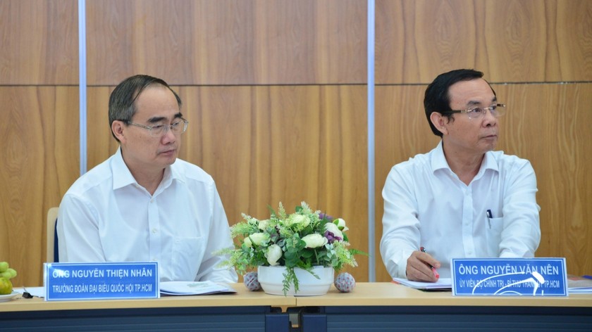 Bí thư Thành uỷ TPHCM Nguyễn Văn Nên (phải) và Trưởng đoàn ĐBQH TPHCM Nguyễn Thiện Nhân (trái). Ảnh: VOV
