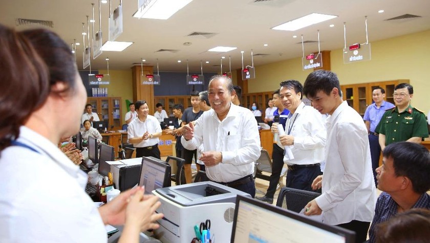 Phó Thủ tướng Thường trực Trương Hòa Bình kiểm tra công tác CCHC tại Vĩnh Phúc. Ảnh: VGP/ Lê Sơn.