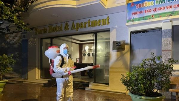 Nhân viên y tế phun khử khuẩn tối 25/3 tại khách sạn ở Hải Phòng mà ca nhập cảnh trái phép lưu trú. Ảnh: NLĐ