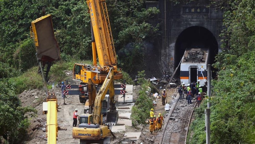 Hiện trường vụ tai nạn tàu hoả tại một đường hầm ở phía bắc Hoa Liên, Đài Loan (Trung Quốc). Ảnh: Reuters