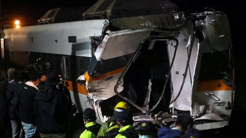 Công tác cứu hộ sau tai nạn tàu hoả thảm khốc ở Đài Loan (Trung Quốc) vẫn đang được tiến hành. Ảnh: Reuters
