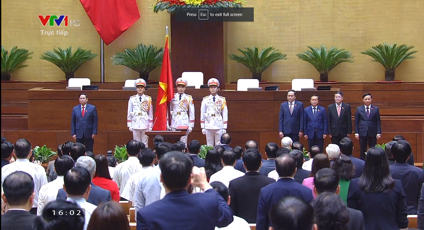 Tân Thủ tướng Chính phủ Phạm Minh Chính thực hiện nghi thức tuyên thệ nhậm chức trước Quốc hội.