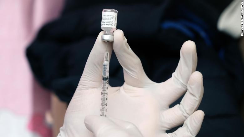Hiệu quả bảo vệ của vắc xin phòng Covid-19 vẫn đang tiếp tục được nghiên cứu do sự biến chủng của virus corona. Ảnh: CNN