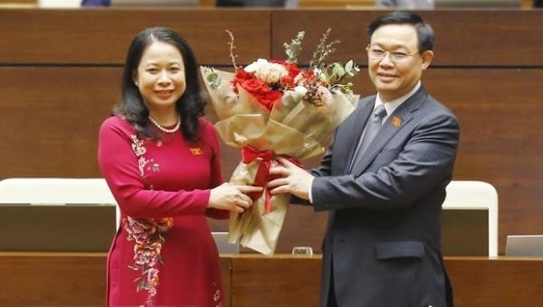 Chủ tịch Quốc hội Vương Đình Huệ tặng hoa chúc mừng Phó Chủ tịch nước Võ Thị Ánh Xuân. Ảnh: Doãn Tấn/TTXVN