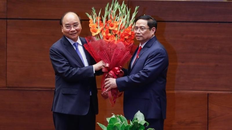 Thủ tướng Phạm Minh Chính tặng hoa Chủ tịch nước Nguyễn Xuân Phúc, nguyên Thủ tướng Chính phủ - Ảnh: VGP