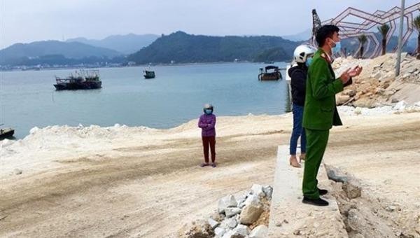 Lực lượng chức năng tại hiện trường khu vực nơi doanh nghiệp đổ trộm đất đá xuống vịnh Bái Tử Long. Ảnh: TTXVN
