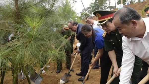 Chủ tịch nước Nguyễn Xuân Phúc và các đại biểu tham gia trồng cây. Ảnh: QĐND