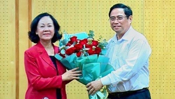 Thủ tướng Chính phủ Phạm Minh Chính tặng hoa chúc mừng tân Trưởng Ban Tổ chức Trung ương Trương Thị Mai. 