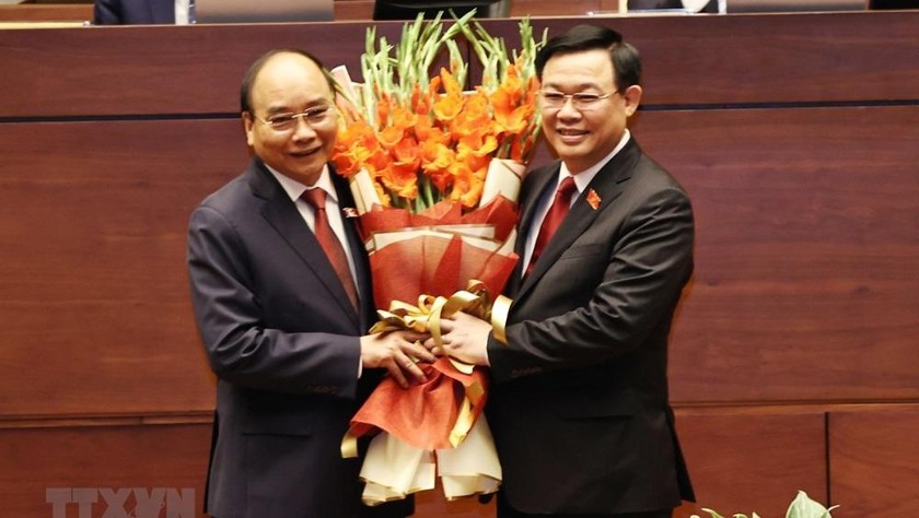 Chủ tịch Quốc hội Vương Đình Huệ chúc mừng Chủ tịch nước Nguyễn Xuân Phúc. (Ảnh: TTXVN)