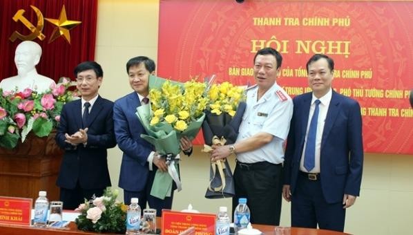 Phó Thủ tướng Chính phủ Lê Minh Khái  chúc mừng tân Tổng TTCP Đoàn Hồng Phong. Ảnh: PH