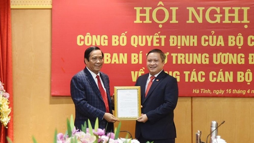 Phó Trưởng Ban Tổ chức Trung ương Nguyễn Thanh Bình trao quyết định cho ông Trần Tiến Hưng.