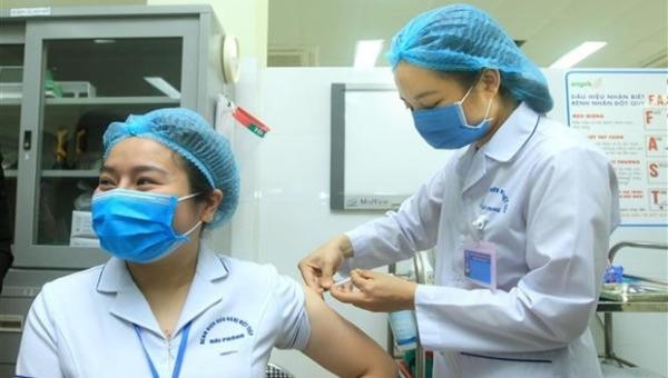 Nữ điều dưỡng Bùi Thị Thanh Nhung (tại Khu cách ly, Bệnh viện Hữu nghị Việt Tiệp cơ sở 2 TP Hải Phòng) tiêm vắc xin COVID-19 vào tháng 3/2021. Ảnh: An Đăng/SKĐS