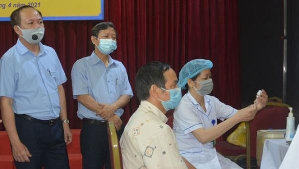 Ngày 23/4, Phó Giám đốc Sở Y tế Hà Nội Hoàng Đức Hạnh đã trực tiếp kiểm tra, giám sát tại điểm tiêm Bệnh viện Đa khoa Đống Đa.