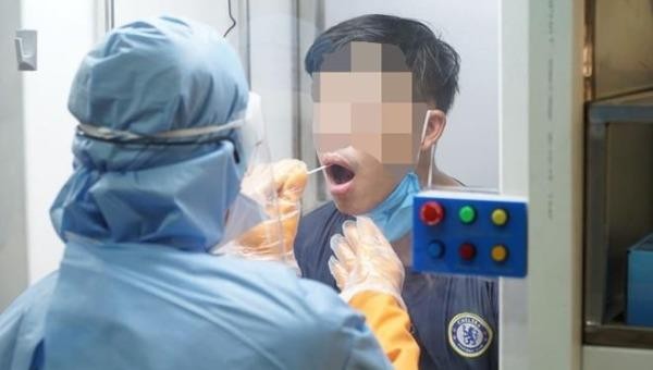 Nhân viên y tế lẫy mẫu người nghi nhiễm COVID-19 tại Bệnh viện Quận 2 (TP HCM). Ảnh: medinet.hochiminhcity.gov.vn