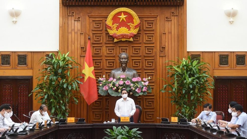 Thủ tướng Phạm Minh Chính chủ trì cuộc họp Thường trực Chính phủ về phòng, chống dịch COVID-19 diễn ra sáng 26/4. Ảnh VGP