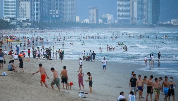 Nhiều người dân tại các bãi tắm ở Đà Nẵng không đeo khẩu trang. Ảnh: travelmag.vn