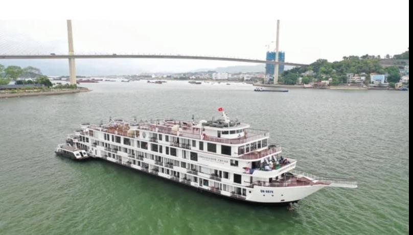 Du thuyền Ambassador và 122 khách được cách ly trên vịnh Hạ Long.