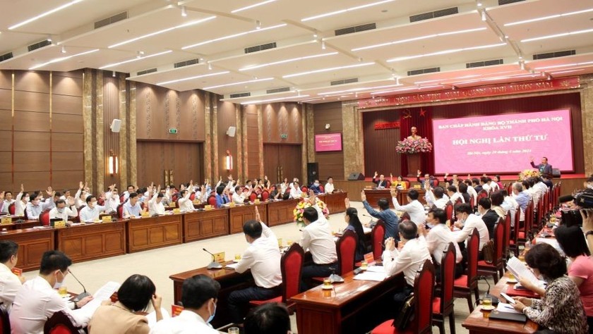 Ban Chấp hành Đảng bộ thành phố Hà Nội khóa XVII biểu quyết thông qua chương trình hội nghị lần thứ tư. 