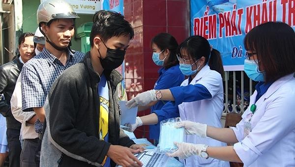 Hàng nghìn khẩu trang y tế đã được phát miễn phí  để phòng, chống dịch COVID-19. Ảnh: CTTĐT Đà Nẵng
