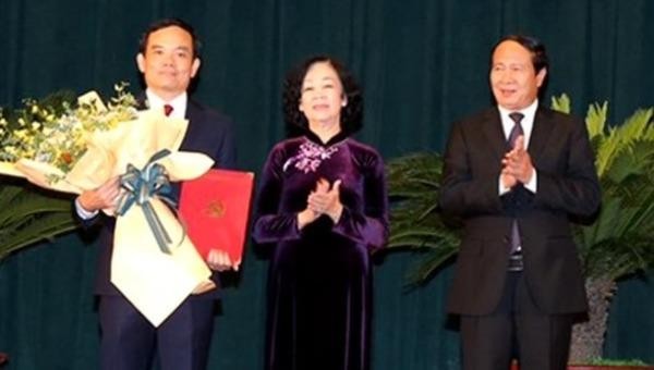 Bà Trương Thị Mai trao quyết định và chúc mừng ông Trần Lưu Quang.