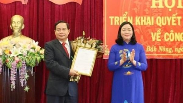 Bà Bùi Thị Minh Hoài trao quyết định và chúc mừng ông Điểu K’Ré.