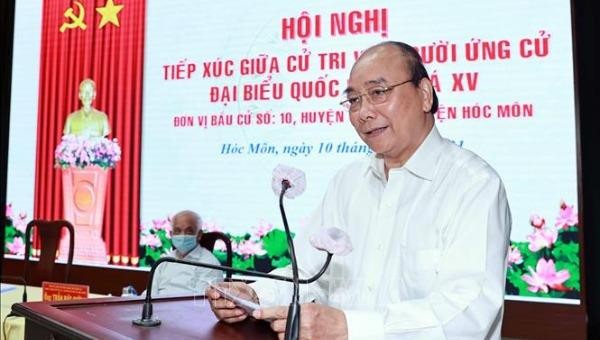 Chủ tịch nước Nguyễn Xuân Phúc trình bày chương trình hành động tại buổi tiếp xúc cử tri.