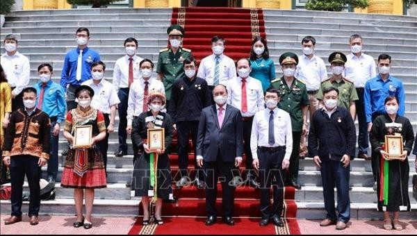 Chủ tịch nước tặng chân dung Chủ tịch Hồ Chí Minh cho các đại biểu. Ảnh: TTXVN