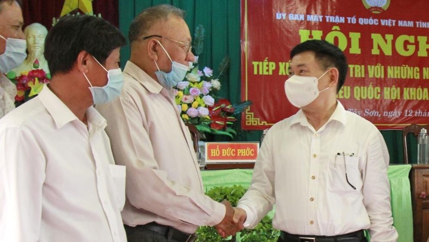 Bộ trưởng Hồ Đức Phớc trao đổi với cử tri huyện Tây Sơn.