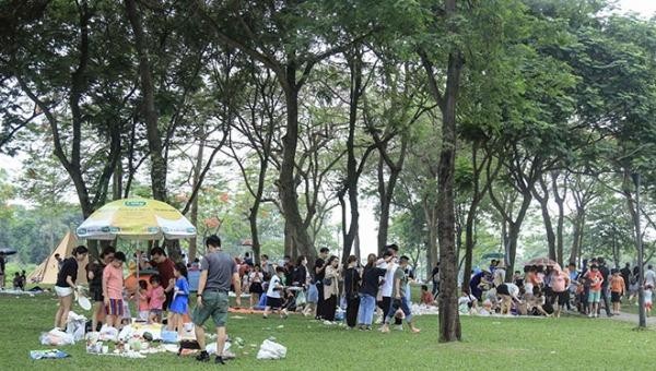 Hà Nội tạm dừng các hoạt động thể dục, thể thao, các sự kiện tập trung đông người tại khu vực công cộng, vườn hoa công viên. Ảnh: Dân Việt