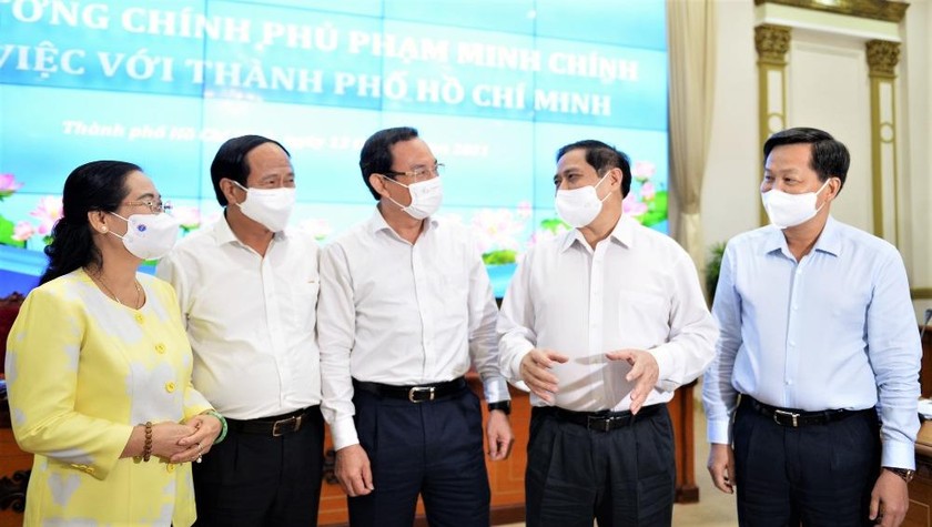 Thủ tướng Phạm Minh Chính trao đổi với các đại biểu tham dự hội nghị. Ảnh: Nguyên Vũ