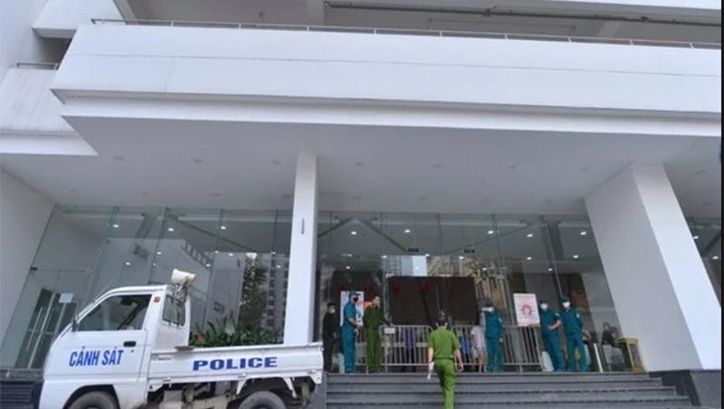 Lực lượng chức năng phong tỏa tòa nhà số 27 Lê Văn Lương, nơi ông Nguyễn Văn Thanh sinh sống. Ảnh: NDĐT