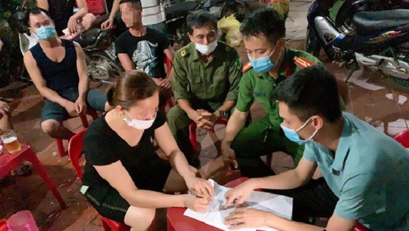 11 người tụ tập uống bia bị cơ quan chức năng xử lý tại huyện Phú Bình. Ảnh: VOV