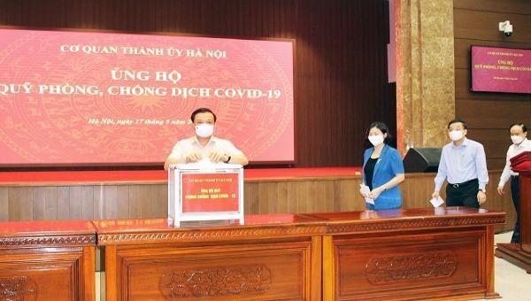 Bí thư Thành ủy Hà Nội Đinh Tiến Dũng cùng lãnh đạo TP tham gia ủng hộ Quỹ phòng, chống dịch COVID-19. Ảnh: Hòa An