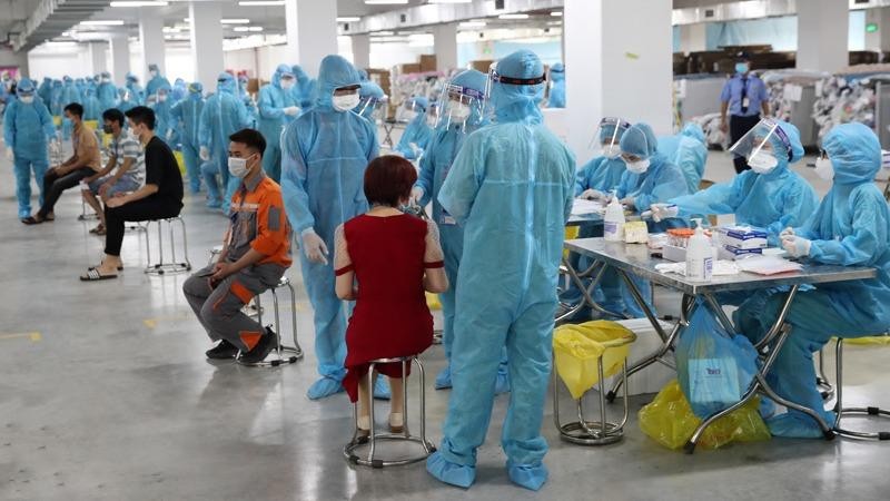 200 cán bộ y tế Quảng Ninh hỗ trợ Bắc Giang lấy mẫu tại khu công nghiệp Quang Châu. Ảnh: Tố Linh/Dân trí