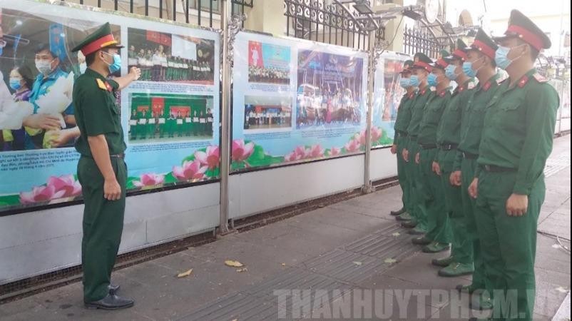Cán bộ, chiến sĩ Lực lượng vũ trang TPHCM tham quan triển lãm tại đường Đồng Khởi. Ảnh: hcmcpv.org.vn