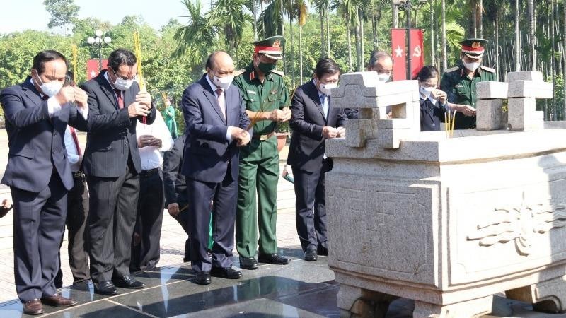 Chủ tịch nước Nguyễn Xuân Phúc dâng hương tại Khu tưởng niệm Liệt sĩ Ngã Ba Giồng.