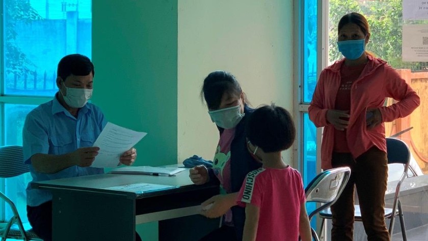 Người dân thực hiện khai báo y tế tại CDC tỉnh Lạng Sơn. Ảnh minh họa: SKĐS