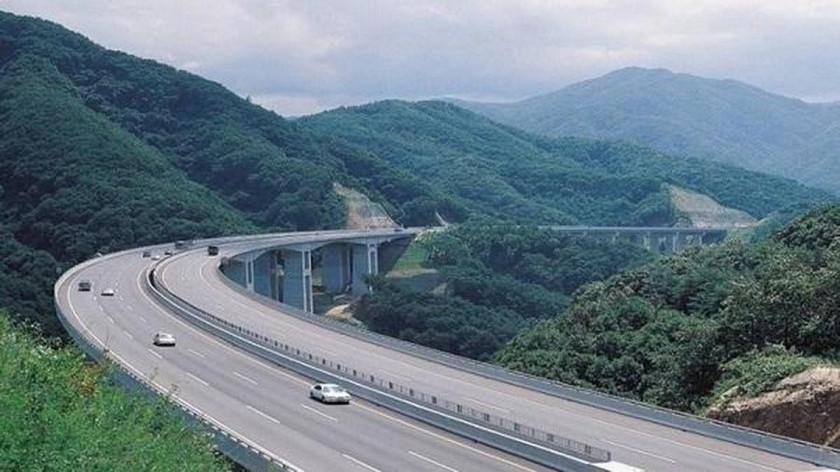 Tuyến cao tốc Hạ Long - Vân Đồn, Quảng Ninh mới được đưa vào khai thác. Ảnh: VOV
